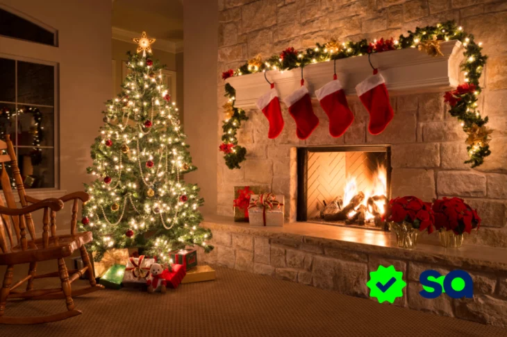 Sala decorada con chimenea encendida y un árbol de Navidad completamente armado