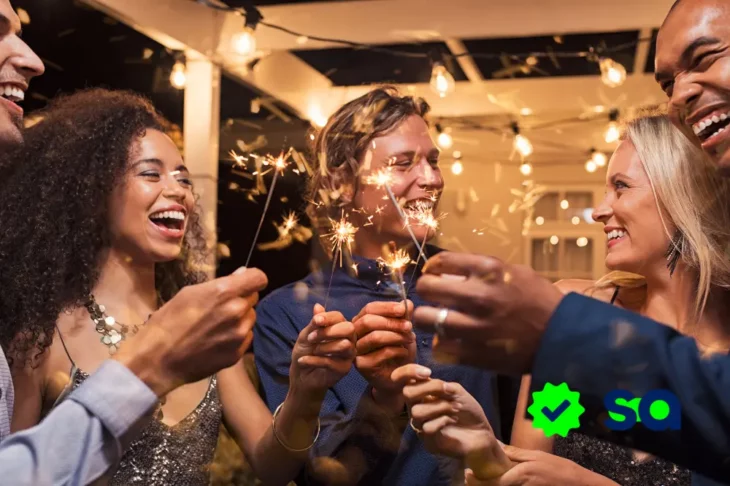 Grupo de amigos celebrando la nochevieja con luces y alegría
