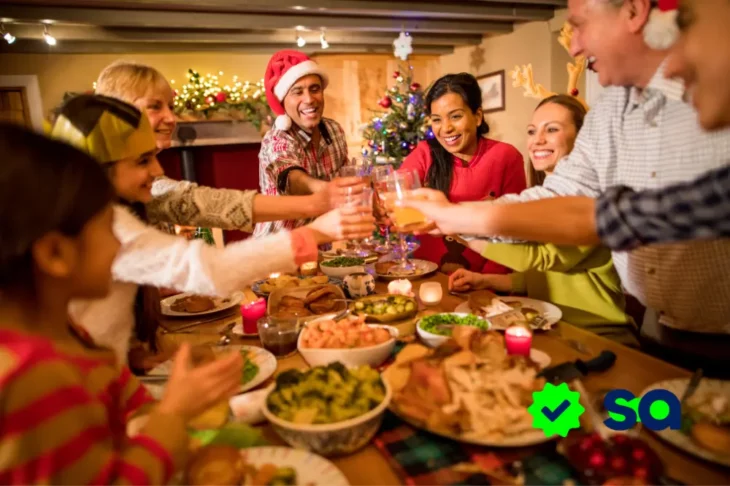 Familia celebrando una navidad barata con una cena sencilla pero alegre