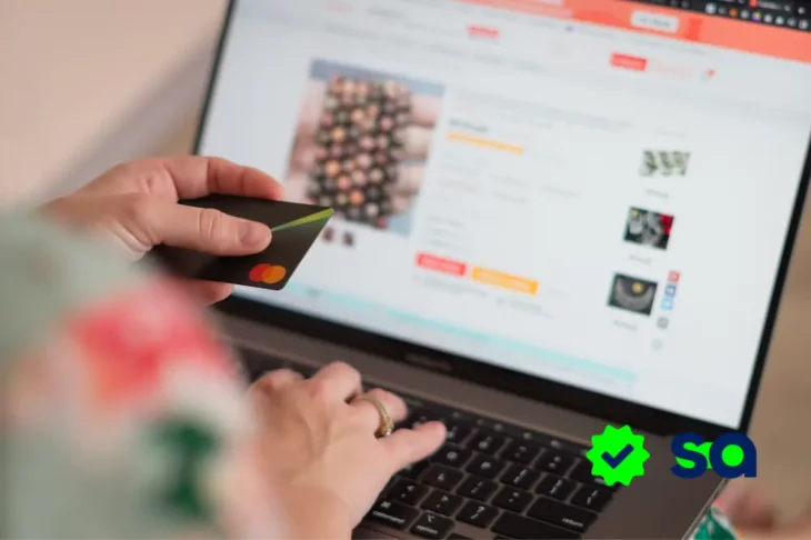 Persona haciendo una compra en línea con tarjeta de crédito acumulando puntos