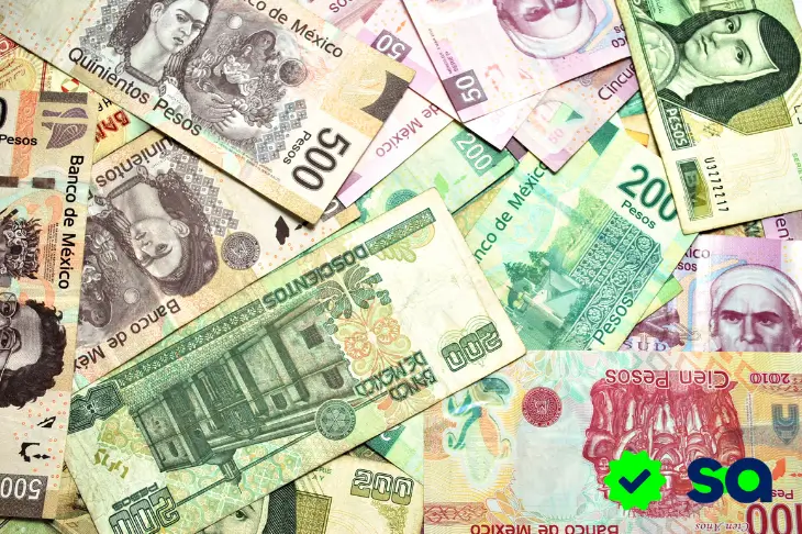 Billetes mexicanos de diferentes denominaciones simbolizando la disponibilidad de dinero para un crédito rápido.
