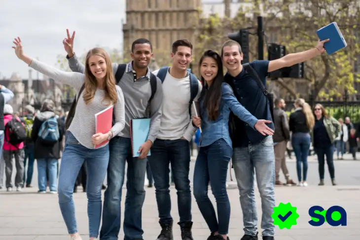 Estudiantes sonrientes disfrutando de su intercambio en el extranjero