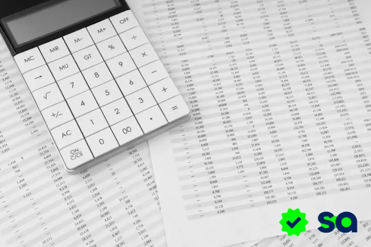 Calculadora y documentos con cifras para preparar la declaración anual