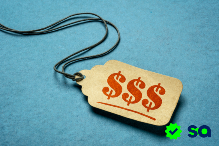Etiqueta de precio con símbolo de dólar representando comparación en un rastreador de precios