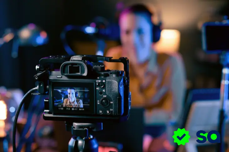 Cámara grabando a un creador de contenido en estudio para un canal de Youtubers financieros.