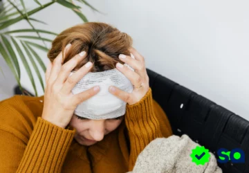 Mujer con dolor de cabeza tras accidente, símbolo de la necesidad de una indemnización por accidentes.