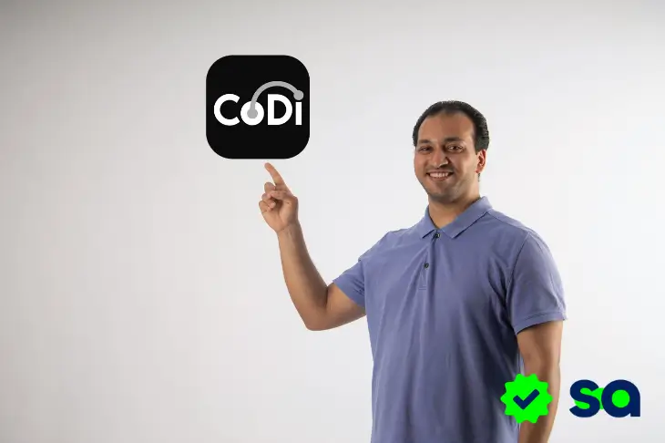 Hombre señalando el logotipo de CoDi mientras sonríe, representando el uso sencillo y accesible del sistema CoDi.
