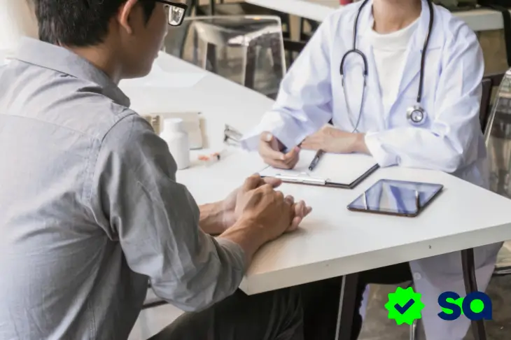 Seguro de Gastos Médicos Mayores, paciente conversa con una doctora durante una consulta médica.