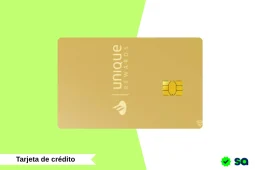 Tarjeta de crédito Unique Rewards Gold de Santander en color dorado sobre fondo claro