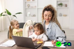 Madres solteras organizando sus finanzas y actividades familiares desde casa mientras utilizan una computadora portátil para gestionar trámites y apoyos económicos.